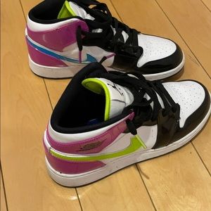 Air Jordan 1 mids SE GS Cyber active Fuschia
